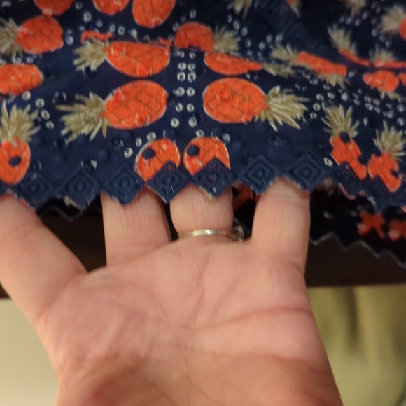 Vineyard Vines pineapple top! - Picture 5 of 7